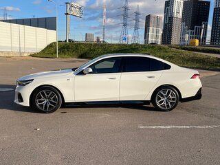 2023 BMW 5 серии 520i VIII (G60/G61/G68), белый, 5850000 рублей, вид 4