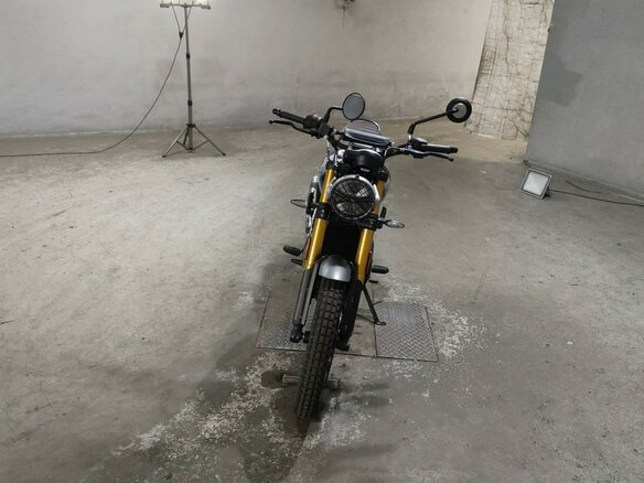2024 Triumph Scrambler, чёрный, 695000 рублей - вид 2