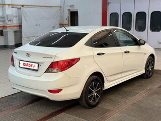 2013 Hyundai Solaris I, белый, 860000 рублей, вид 2