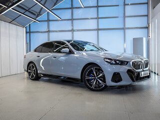 2024 BMW 5 серии 530i xDrive VIII (G60/G61/G68), серый, 8000000 рублей, вид 5