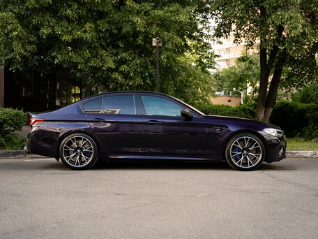 2018 BMW M5 Competition VI (F90), серый, 8390000 рублей, вид 3