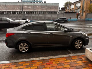 2011 Hyundai Solaris I, серый, 610000 рублей, вид 4
