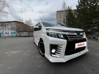 2016 Toyota Voxy III (R80), белый, 2100000 рублей, вид 3