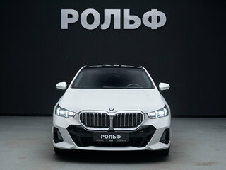 2025 BMW 5 серии 520i VIII (G60/G61/G68), белый, 7550000 рублей, вид 2