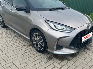 2020 Toyota Yaris IV, серый, 1601000 рублей, вид 2