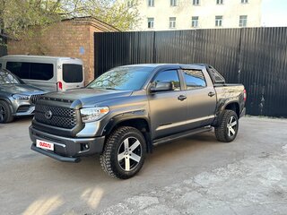 2020 Toyota Tundra CrewMax II Рестайлинг, серый, 6450000 рублей, вид 2