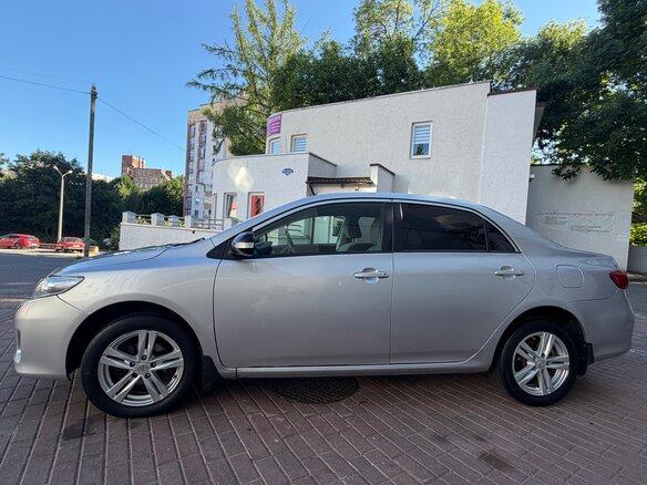 2010 Toyota Corolla X (E140, E150) Рестайлинг, серебристый, 900000 рублей - вид 3