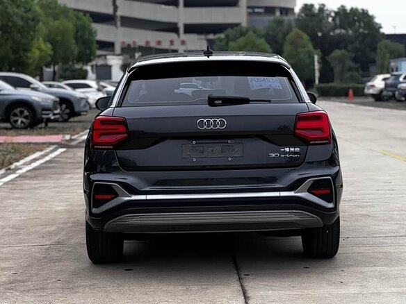 2022 Audi Q2 L e-tron I Рестайлинг, чёрный - вид 4