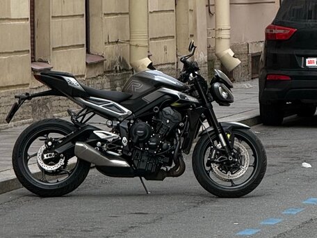 2023 Triumph Street Triple, серый, 920000 рублей, вид 4