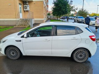 2013 Kia Rio III, белый, 570000 рублей, вид 2