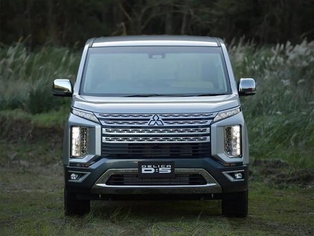 2023 Mitsubishi Delica D:5 I Рестайлинг, серебристый, 2700000 рублей, вид 2
