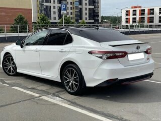 2022 Toyota Camry VIII (XV70) Рестайлинг, белый, 3100000 рублей, вид 5