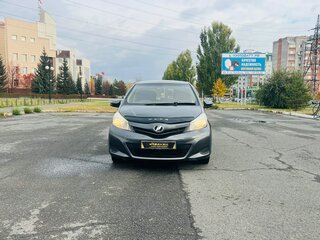 2013 Toyota Vitz III (XP130), серый, 759000 рублей, вид 3