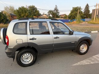 2015 Chevrolet Niva I Рестайлинг, серебристый, 620000 рублей, вид 4