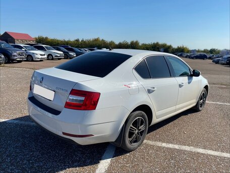 2017 Skoda Octavia III (A7) Рестайлинг, белый, 1200000 рублей, вид 3