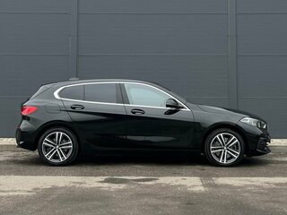 2022 BMW 1 серии 120i III (F40), чёрный, 3350000 рублей, вид 4