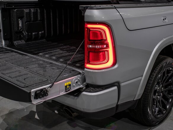 2026 Ram 1500 Crew Cab eTorque V Рестайлинг, серебристый, 11300000 рублей - вид 12