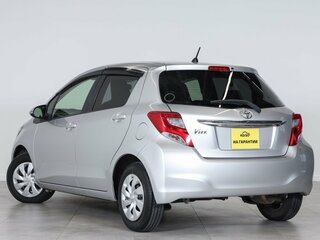 2016 Toyota Vitz III (XP130) Рестайлинг, серый, 989000 рублей, вид 4