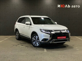 2020 Mitsubishi Outlander III Рестайлинг 3, белый, 2300000 рублей, вид 3