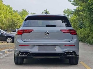 2023 Volkswagen Golf VIII, серый, 1890000 рублей, вид 4