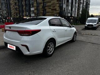 2017 Kia Rio IV, белый, 900000 рублей, вид 4