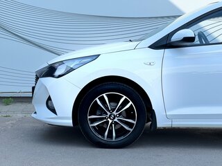 2021 Hyundai Solaris II Рестайлинг, белый, 1540000 рублей, вид 2