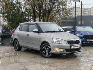 2013 Skoda Fabia II Рестайлинг, бежевый, 779000 рублей, вид 3