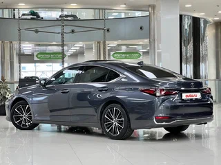 2021 Lexus ES 250 VII Рестайлинг, серый, 4345000 рублей, вид 3
