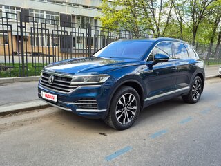 2018 Volkswagen Touareg III, синий, 3797000 рублей, вид 1