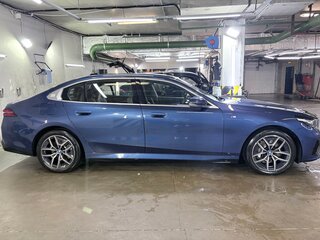 2024 BMW i5 eDrive40, синий, 7500000 рублей, вид 4