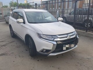 2018 Mitsubishi Outlander III Рестайлинг 2, белый, 2100000 рублей, вид 3