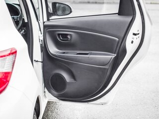 2017 Toyota Vitz III (XP130) Рестайлинг 2, белый, 879000 рублей, вид 5