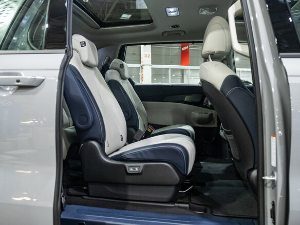2026 Kia Carnival IV Рестайлинг, серый, 7250000 рублей - вид 28