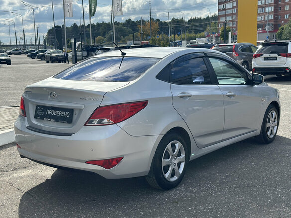 2014 Hyundai Solaris I Рестайлинг, серебристый, 995000 рублей - вид 4
