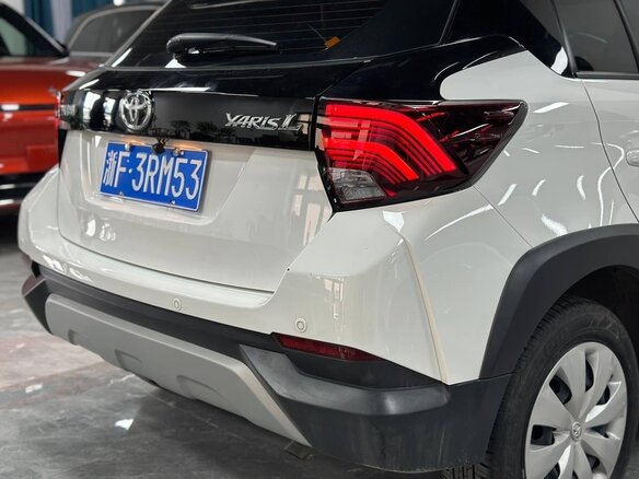2022 Toyota Yaris L X XP150 Рестайлинг, белый - вид 8