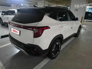 2023 Kia Seltos I Рестайлинг, белый, 1810069 рублей, вид 4