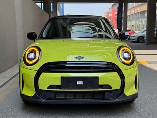 2023 Mini Hatch Cooper III (F55/F56) Рестайлинг 2, жёлтый, 2400000 рублей, вид 2