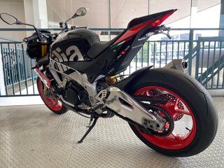 2018 Aprilia Tuono V4, чёрный, 1346000 рублей, вид 3