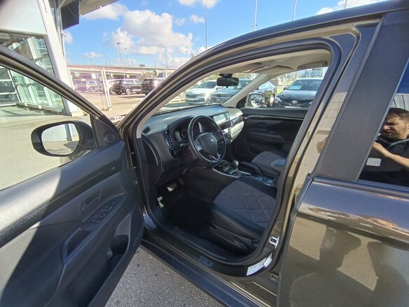 2019 Mitsubishi Outlander III Рестайлинг 3, коричневый, 1860000 рублей - вид 10