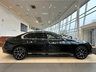 2026 BMW 7 серии 740d xDrive VII (G70), чёрный, 15800000 рублей, вид 4