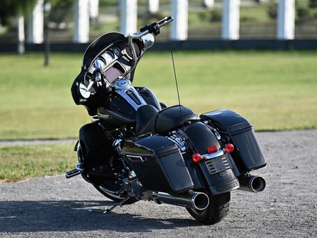 2021 Harley-Davidson Street Glide, серый, 1600000 рублей, вид 4