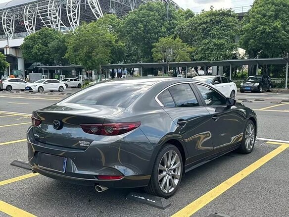 2022 Mazda 3 Axela IV (BP), чёрный, 1175401 рублей - вид 2