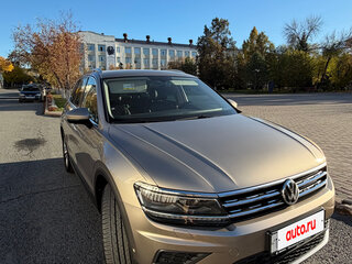 2017 Volkswagen Tiguan II, бежевый, 4000000 рублей, вид 2