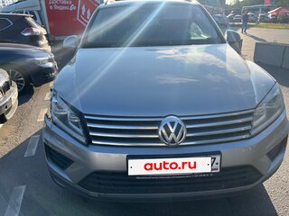 2016 Volkswagen Touareg II Рестайлинг, серебристый, 1800000 рублей, вид 2