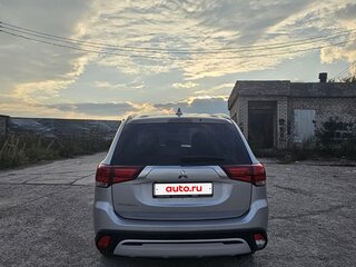 2021 Mitsubishi Outlander III Рестайлинг 3, серый, 2490000 рублей, вид 4