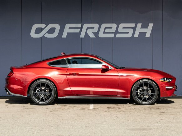 2020 Ford Mustang VI Рестайлинг, красный, 3490000 рублей - вид 4