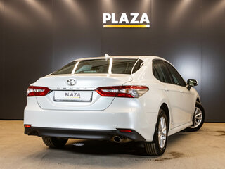 2021 Toyota Camry VIII (XV70), белый, 2650000 рублей, вид 3
