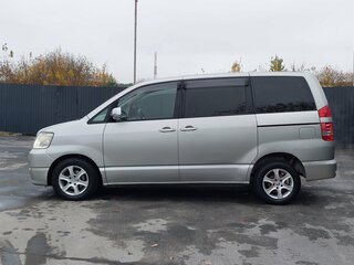2003 Toyota Noah I (R60), серебристый, 879000 рублей, вид 4