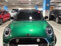2020 Mini Hatch Cooper III (F55/F56) Рестайлинг, зелёный - вид 2