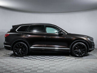 2021 Volkswagen Touareg III, коричневый, 5469000 рублей, вид 4